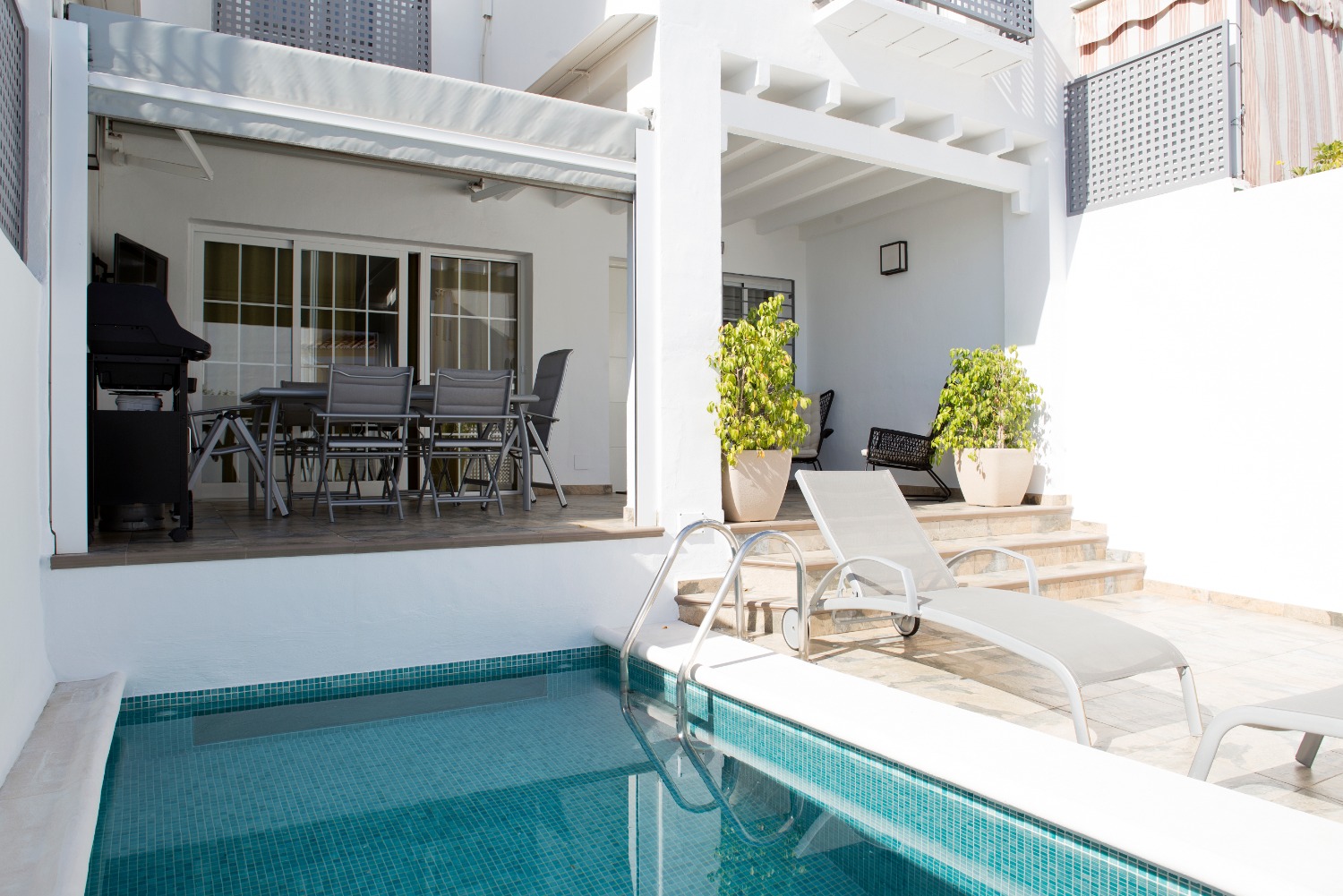 Casa adosada con 3 dormitorios y piscina privada en venta en El Condal