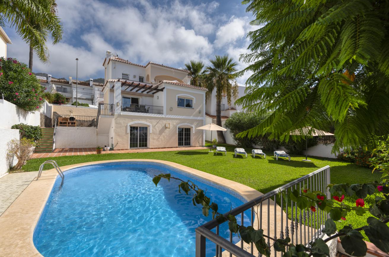 Villa med privat pool till salu i Nerja (Capistrano-området).