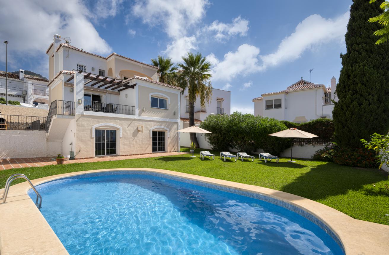 Villa med privat pool till salu i Nerja (Capistrano-området).