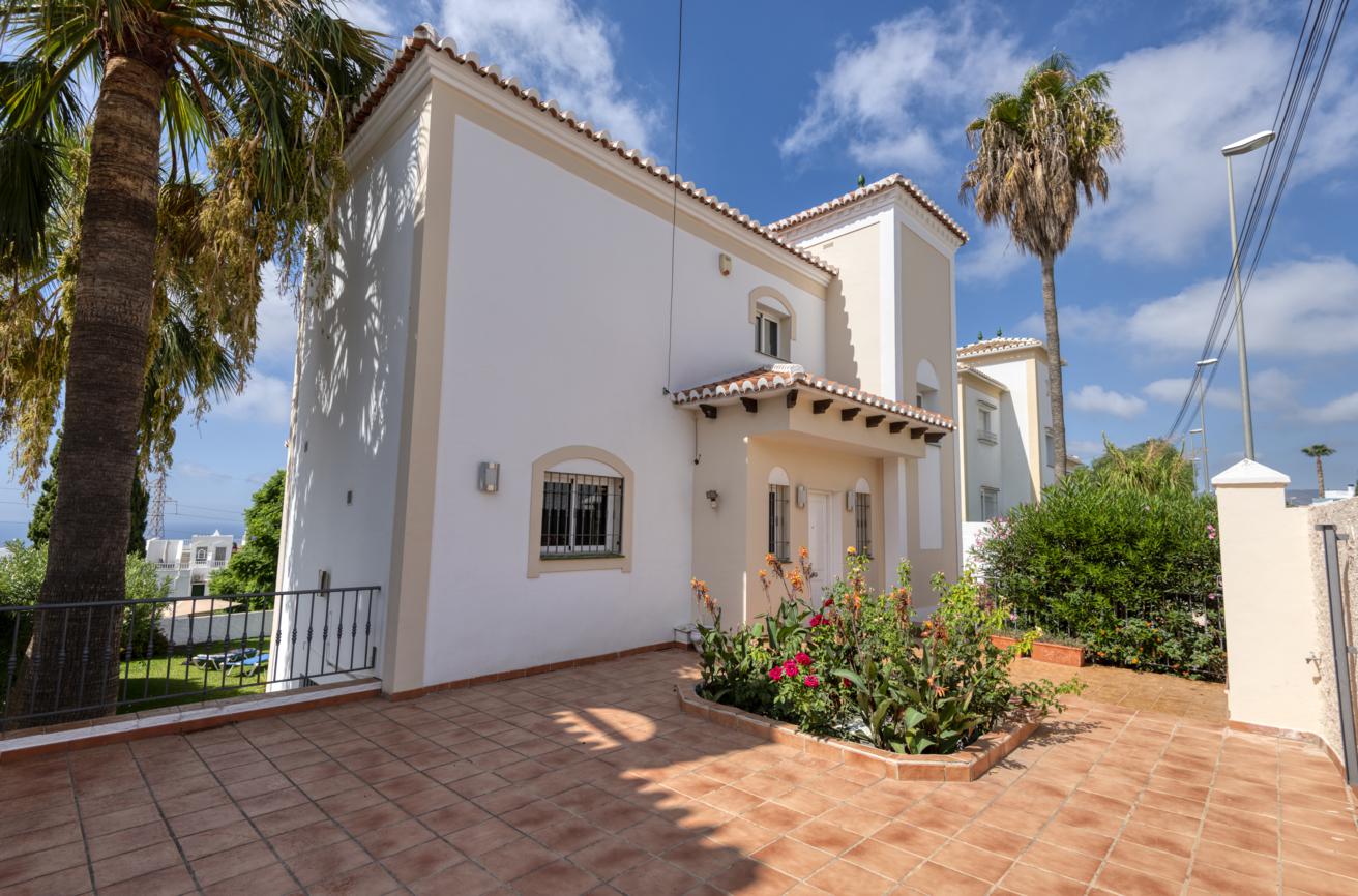 Villa med privat pool till salu i Nerja (Capistrano-området).