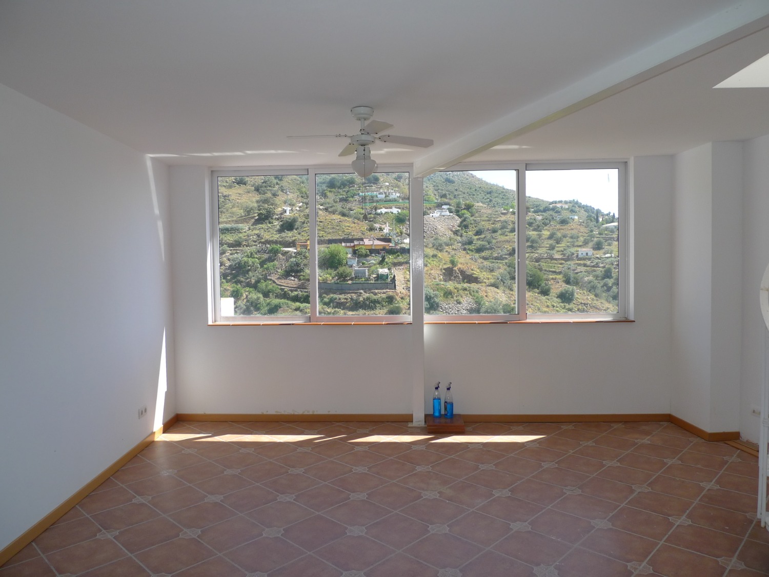 Herenhuis verdeeld in 3 onafhankelijke appartementen te koop in Torrox Pueblo
